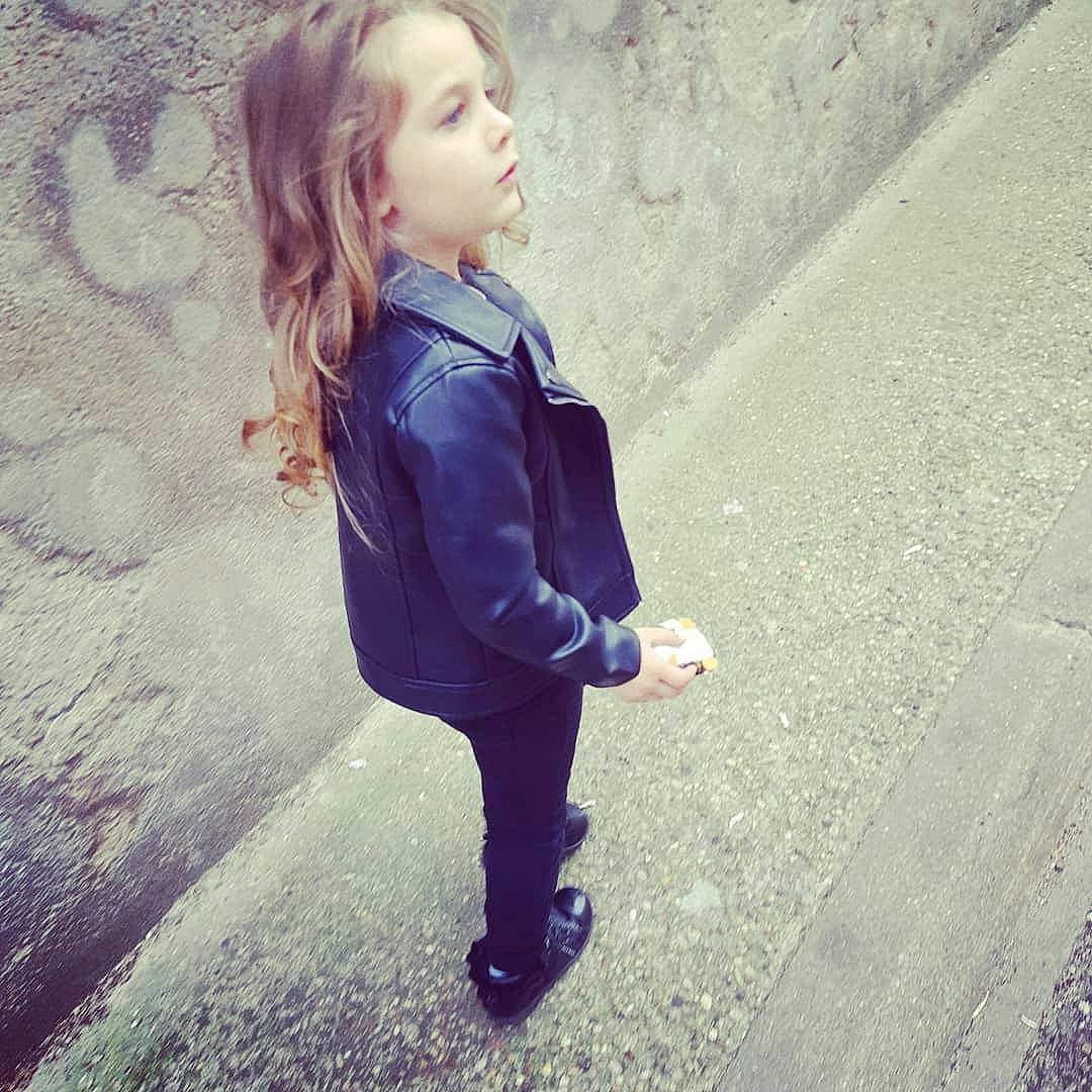 Celya a rejoint le concours — aidez-le/la à gagner de superbes lots ! beauty, blond, child, cloud, cool, design, eye, fashion, footwear, jacket, jeans, leg, outerwear, person, photography, play, shoe, sky, standing, t_shirt