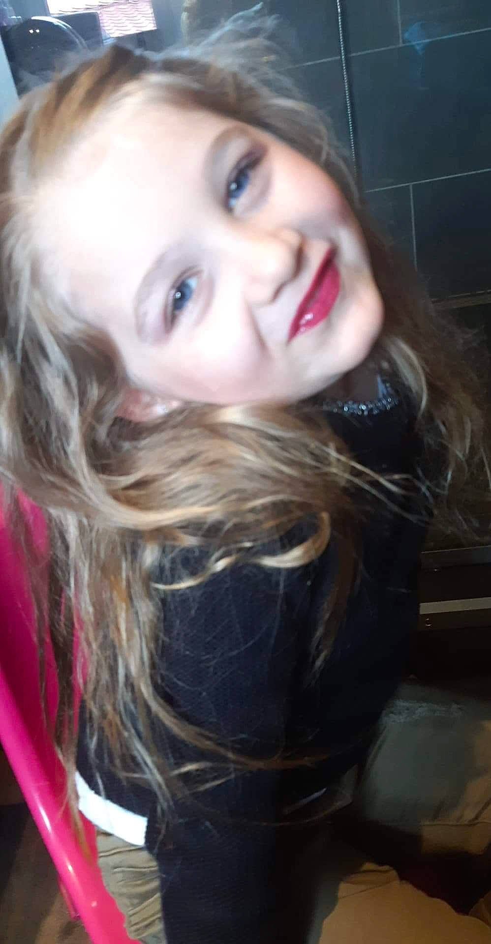 Celya participe au concours pour gagner de l'argent avec cette photo : beauty, black_hair, blond, brown_hair, cheek, chin, eye, eyebrow, face, hair, hairstyle, joy, lady, lip, long_hair, mouth, nose, person, pink, selfie