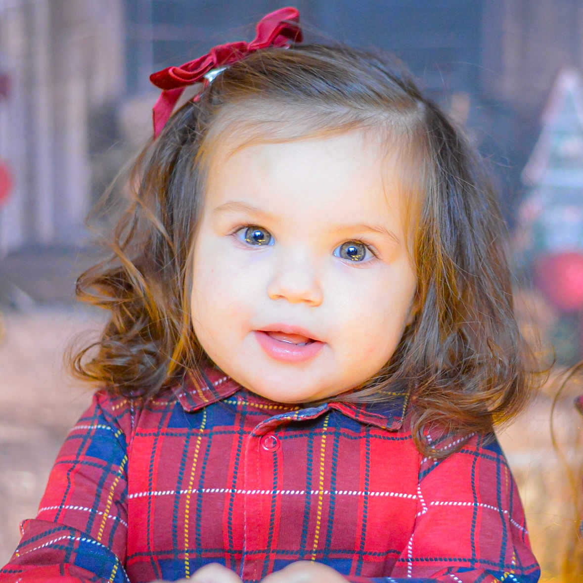 Onni a rejoint le concours — aidez-le/la à gagner de superbes lots ! accessories, bodypart, child, clothing, face, female, finger, frown, girl, hand, happy, head, person, photography, portrait, sad, shirt, sitting, smile, tartan