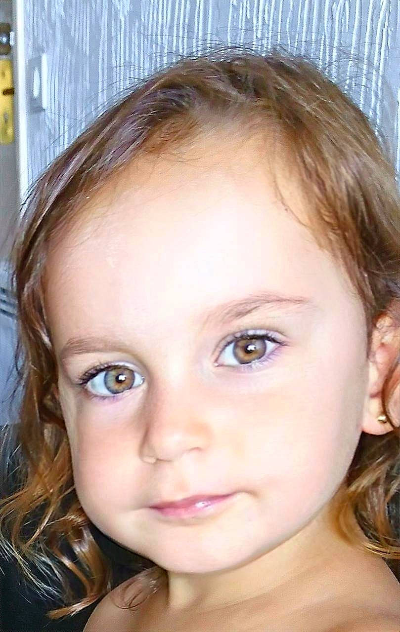 Léa a rejoint le concours — aidez-le/la à gagner de superbes lots ! beauty, blond, brown_hair, cheek, child, child_model, chin, close_up, eye, eyebrow, eyelash, face, forehead, girl, hairstyle, head, human_hair_color, iris, lip, nose