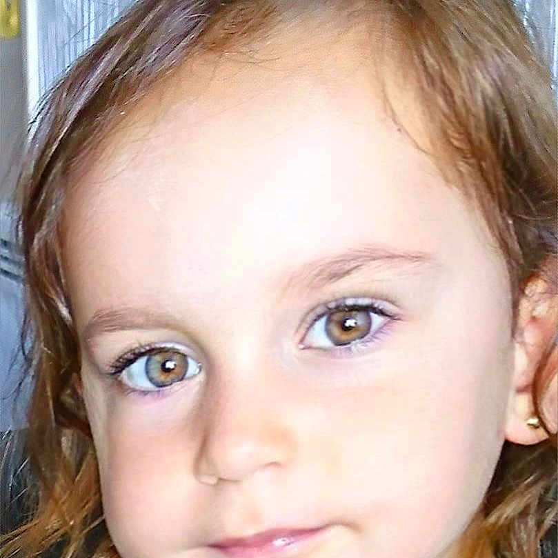 Léa a rejoint le concours — aidez-le/la à gagner de superbes lots ! beauty, blond, brown_hair, cheek, child, child_model, chin, close_up, eye, eyebrow, eyelash, face, forehead, girl, hairstyle, head, human_hair_color, iris, lip, nose