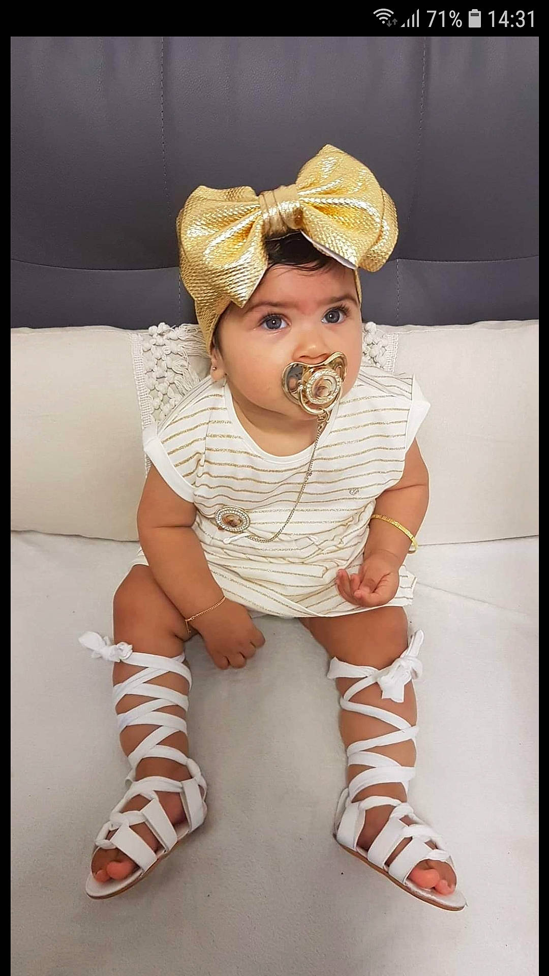 Mirana a rejoint le concours — aidez-le/la à gagner de superbes lots ! baby, baby_toddler_clothing, cap, comfort, fashion_accessory, flash_photography, foot, happy, hat, headgear, headpiece, headwear, human_leg, jewellery, knee, neck, pattern, person, sleeve, sock