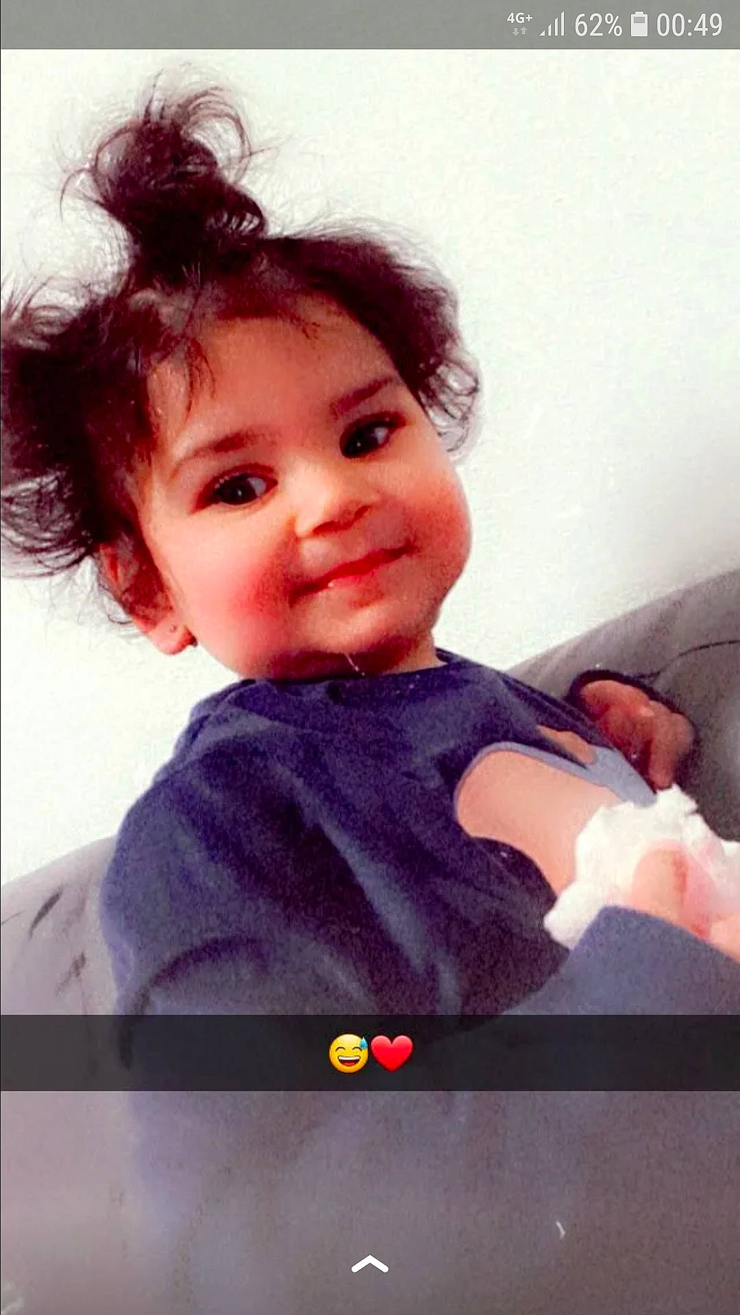 Mirana a rejoint le concours — aidez-le/la à gagner de superbes lots ! baby_toddler_clothing, cheek, chin, eye, eyebrow, eyelash, face, facial_expression, gesture, hair, happy, head, iris, joy, lip, mouth, nose, person, skin, sleeve