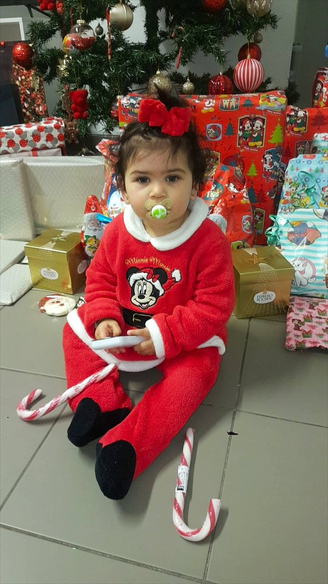 Mirana participe au concours pour gagner de l'argent avec cette photo : baby, baby_toddler_clothing, box, carmine, chair, child, christmas, christmas_eve, event, flooring, fun, holiday, lap, person, sitting, sock, stuffed_toy, toddler, toy, tree