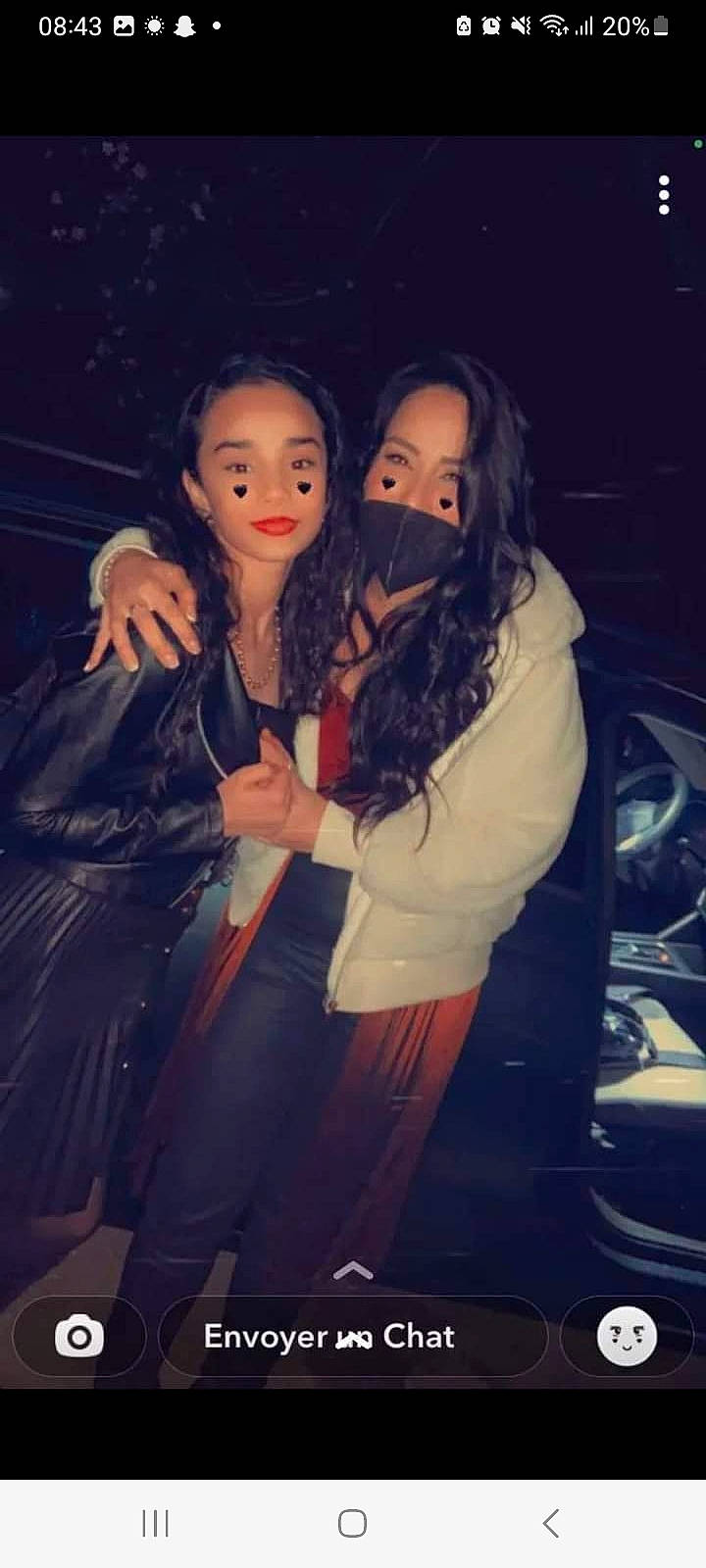 Deborah participe au concours pour gagner de l'argent avec cette photo : brown_hair, darkness, denim, electric_blue, entertainment, event, fashion_design, flash_photography, formal_wear, fun, gesture, happy, human_leg, jewellery, lip, long_hair, midnight, person, selfie, thigh