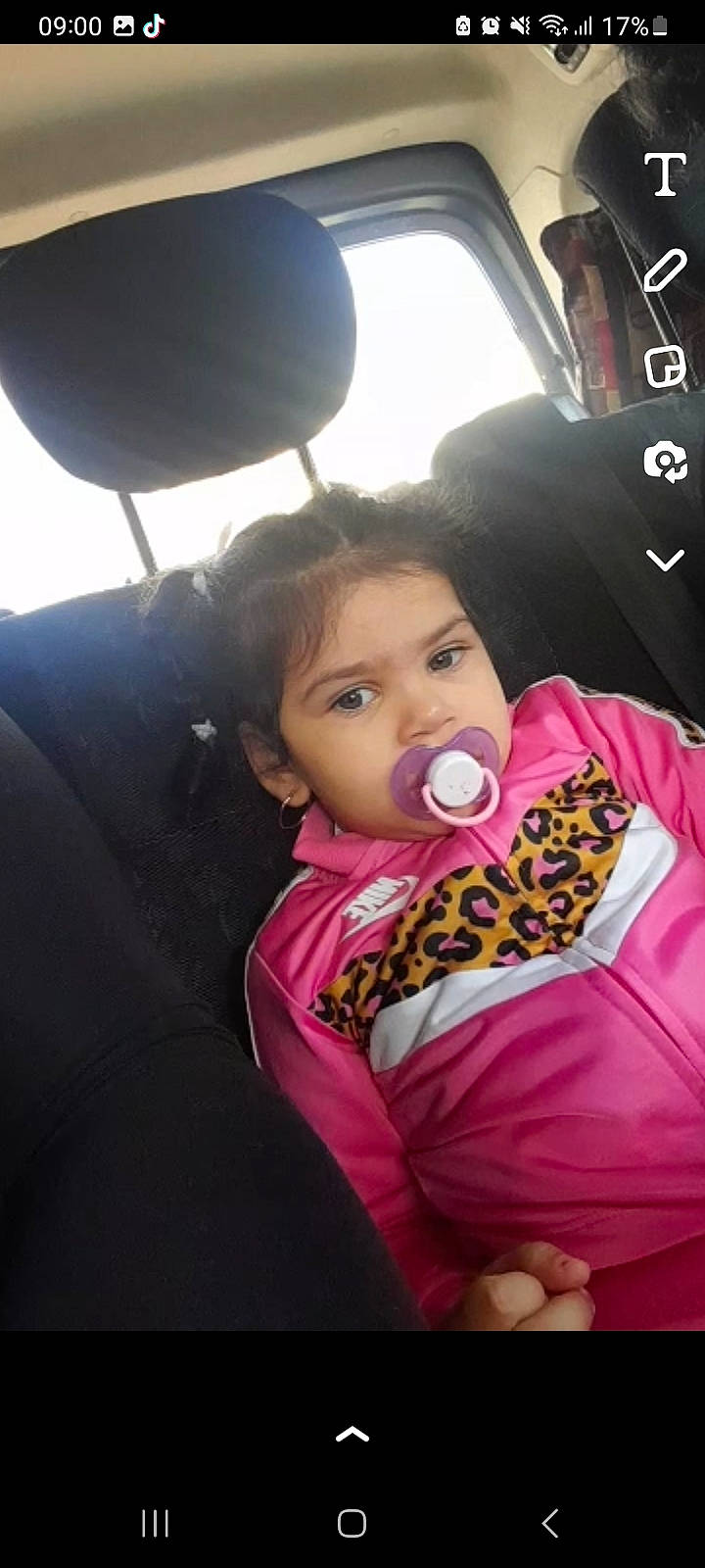 Mirana participe au concours pour gagner de l'argent avec cette photo : baby, baby_toddler_clothing, car_seat, cheek, child, comfort, cool, electronic_device, face, finger, fun, hairstyle, happy, lip, mouth, nose, person, skin, toddler, vehicle_door