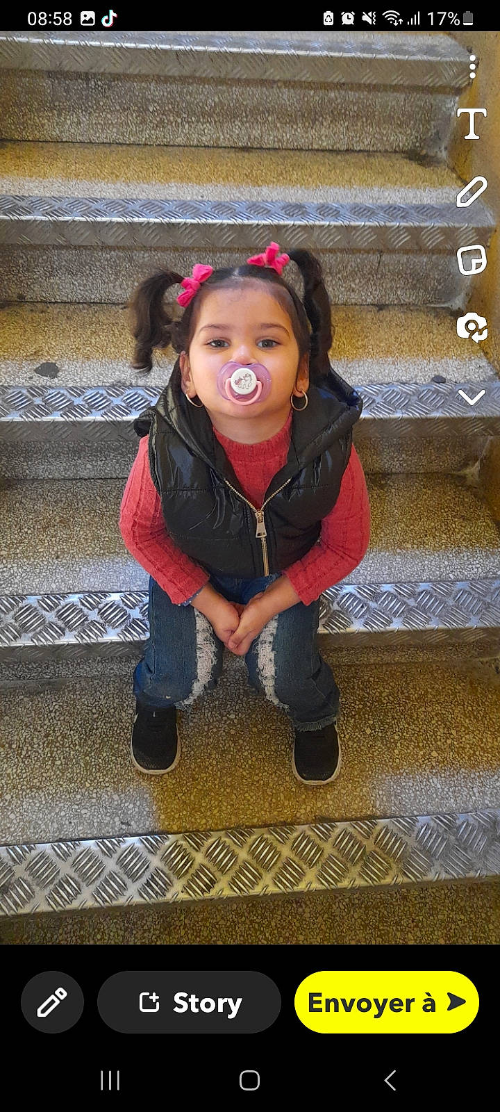 Mirana a rejoint le concours — aidez-le/la à gagner de superbes lots ! child, child_model, denim, eyewear, flash_photography, flooring, fun, hairstyle, happy, hoodie, leisure, lip, pattern, person, photo_shoot, portrait_photography, sitting, sleeve, toddler, wood