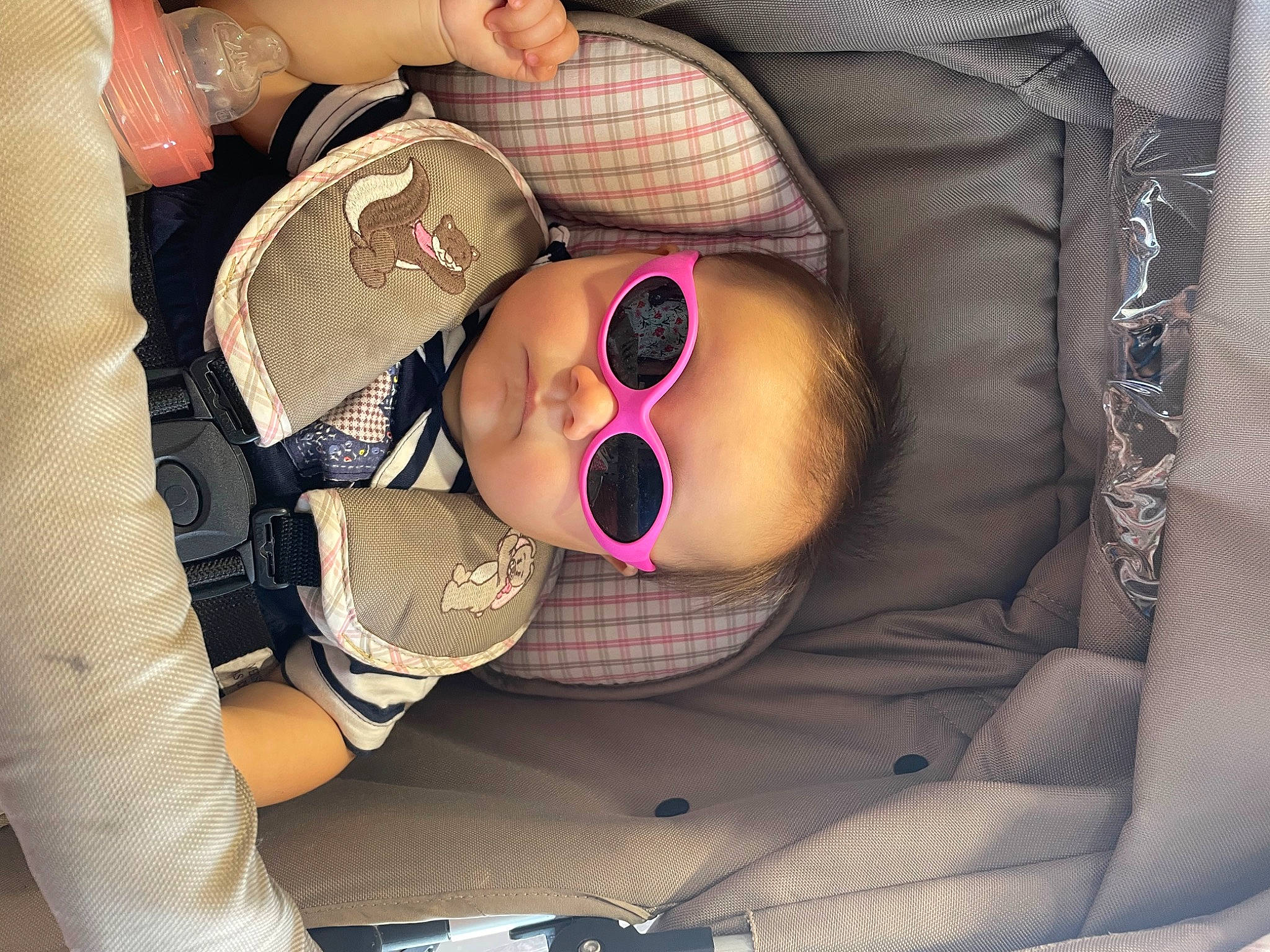 Viktoire participe au concours pour gagner de l'argent avec cette photo : car_seat, chest, comfort, elbow, eyelash, eyewear, fun, gesture, glasses, goggles, happy, hat, human_leg, mouth, nail, pattern, person, sunglasses, thigh, thumb