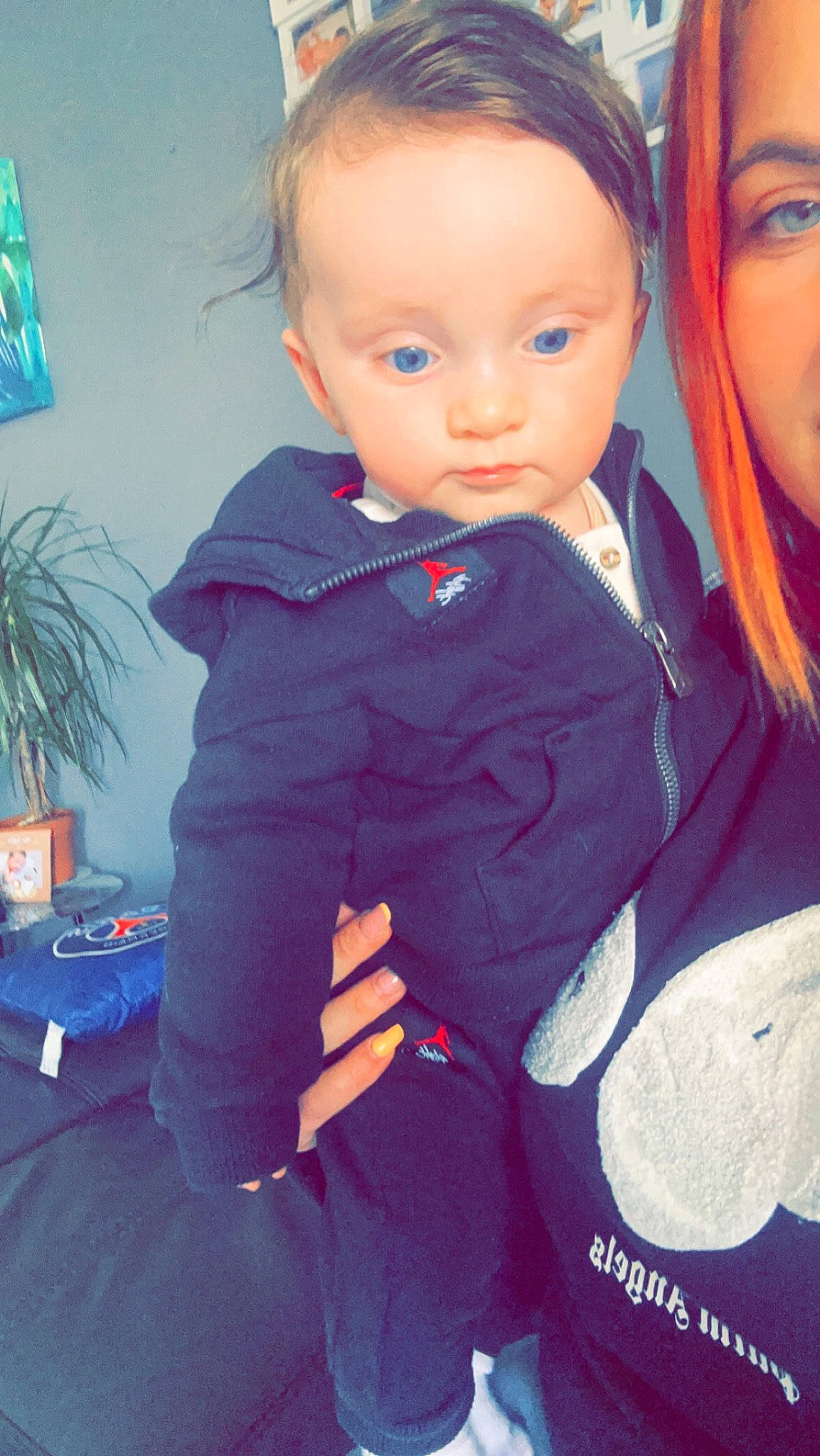 Milo a rejoint le concours — aidez-le/la à gagner de superbes lots ! baby_toddler_clothing, blond, brown_hair, cheek, doll, electric_blue, eye, fashion_design, formal_wear, hair, happy, head, houseplant, iris, lip, person, plant, purple, sleeve, toddler