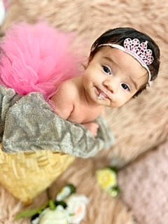 Lyanna participe au concours pour gagner de l'argent avec cette photo : baby, baby_toddler_clothing, cap, cheek, child, costume_accessory, eye, fashion_accessory, hair_accessory, happy, headband, headpiece, linens, magenta, person, petal, pink, skin, smile, textile