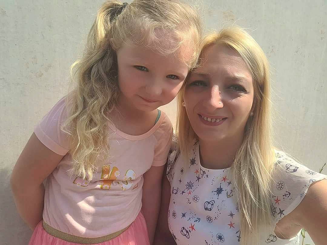 Valentina participe au concours pour gagner de l'argent avec cette photo : cheek, clothing, eye, eyebrow, face, hair, hairstyle, hand, happy, head, human_body, iris, joy, lip, mouth, neck, people_in_nature, person, shoulder, skin