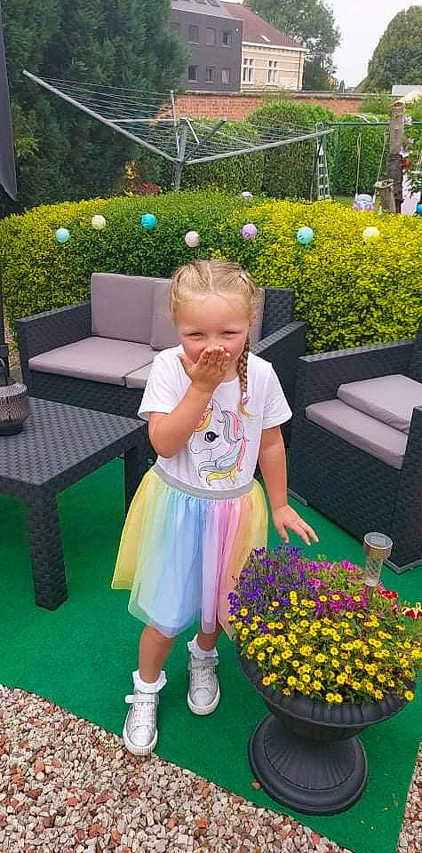 Valentina a rejoint le concours — aidez-le/la à gagner de superbes lots ! botany, event, flower, fun, garden, grass, green, landscaping, lawn, leaf, leisure, outdoor_furniture, outdoor_table, person, plant, public_space, recreation, sitting, summer, toddler