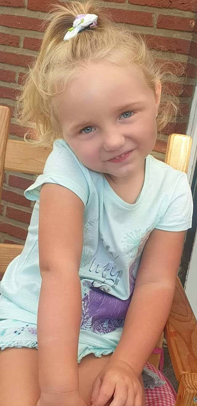 Valentina a rejoint le concours — aidez-le/la à gagner de superbes lots ! arm, cheek, chin, clothing, hair, hairstyle, human, joint, joy, lip, mouth, muscle, neck, nose, organ, person, shoulder, skin, sleeve, smile