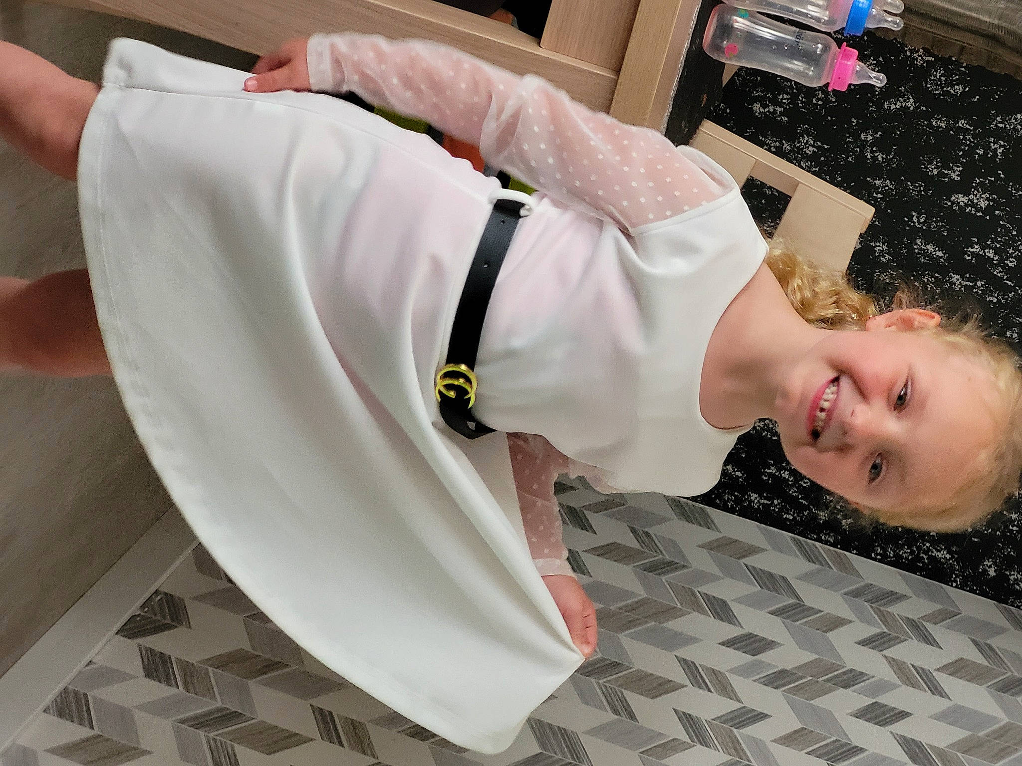 Valentina a rejoint le concours — aidez-le/la à gagner de superbes lots ! child, comfort, computer_keyboard, elbow, finger, flooring, fun, happy, human_leg, joy, knee, leisure, linens, pattern, person, room, sleeve, smile, t_shirt, thigh