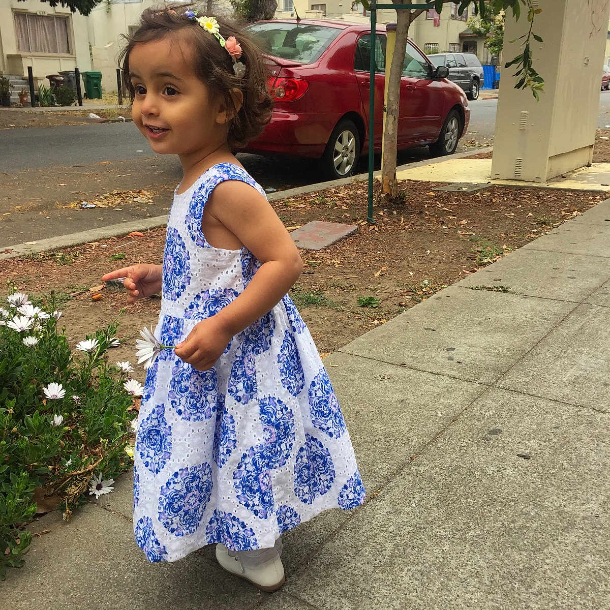 Layan is registered to the contest to win money with this photo: