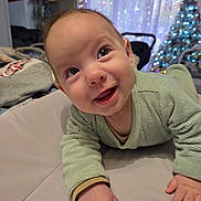 Nathan a rejoint le concours — aidez-le/la à gagner de superbes lots ! baby, blurred_background, candid, child, christmas_tree, cozy, cute, decorations, face, festive, hands, happy, holiday_lights, home, indoor, infant, portrait, smiling, soft_surface, sweater