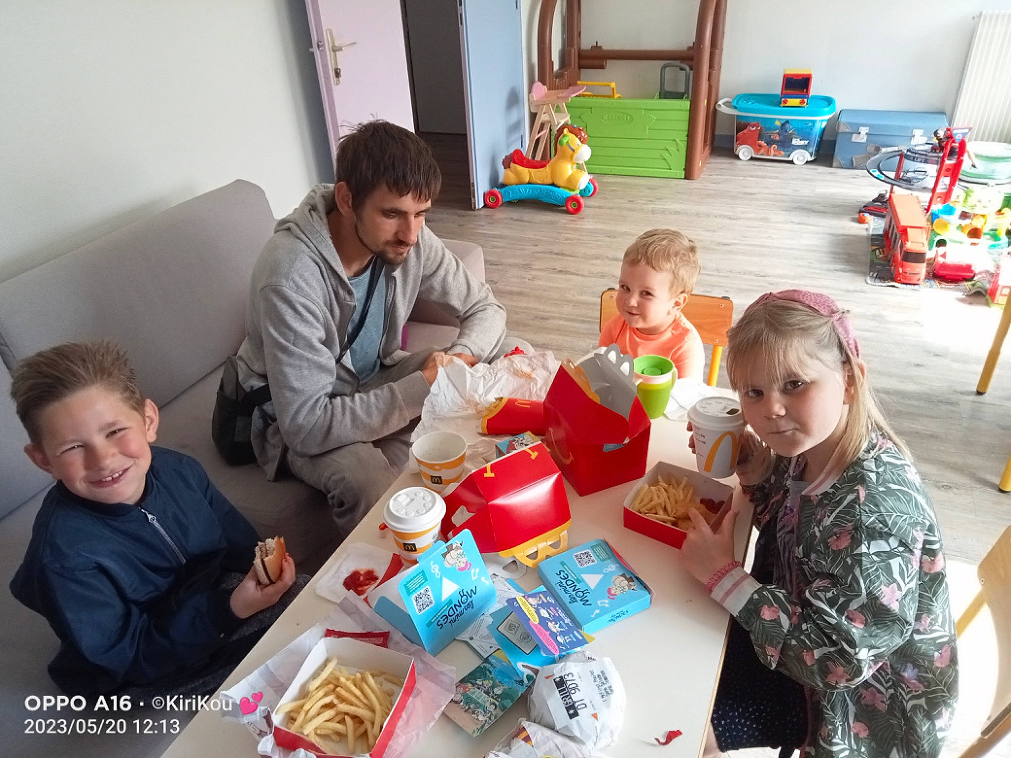 Lorenzo a rejoint le concours — aidez-le/la à gagner de superbes lots ! child, community, couch, event, fun, furniture, holiday, interior_design, joy, lap, leisure, living_room, person, photograph, picture_frame, red, room, sharing, snapshot, table