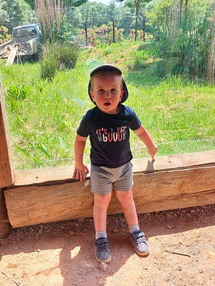 Lorenzo participe au concours pour gagner de l'argent avec cette photo : baby_toddler_clothing, child, fun, grass, happy, human_leg, landscape, leisure, morning, person, plant, recreation, shorts, sleeve, t_shirt, thigh, toddler, tree, trunk, waist