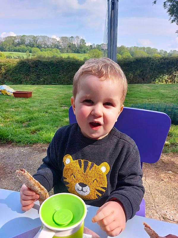 Lorenzo participe au concours pour gagner de l'argent avec cette photo : chair, child, cloud, cup, drinkware, fun, grass, green, happy, leisure, person, plant, recreation, sharing, sky, summer, t_shirt, table, tableware, toddler
