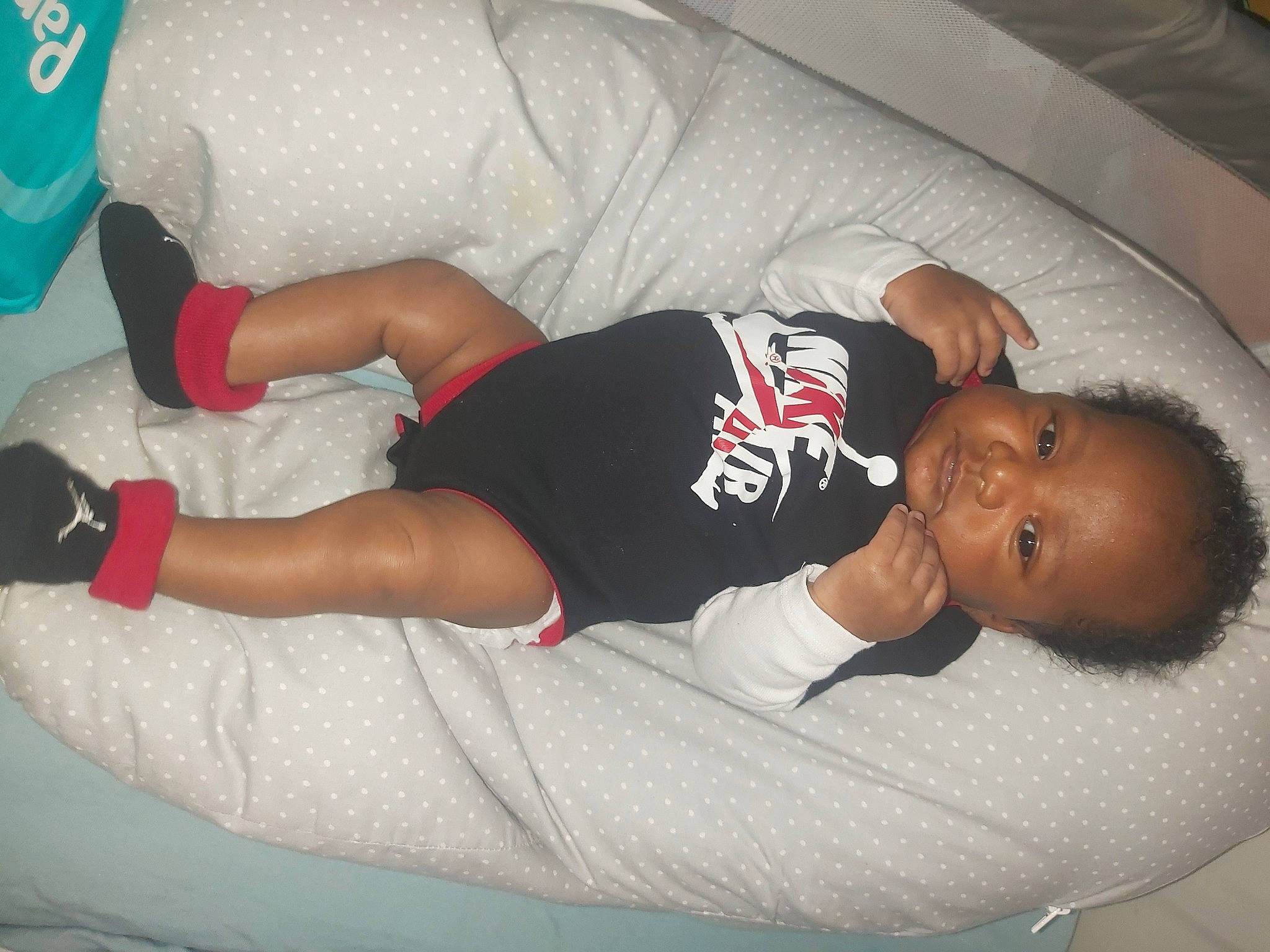 Maylone participe au concours pour gagner de l'argent avec cette photo : abdomen, baby_toddler_clothing, chest, comfort, elbow, finger, flooring, human_body, human_leg, joint, knee, lap, leg, person, shorts, sock, sportswear, stomach, thigh, toddler