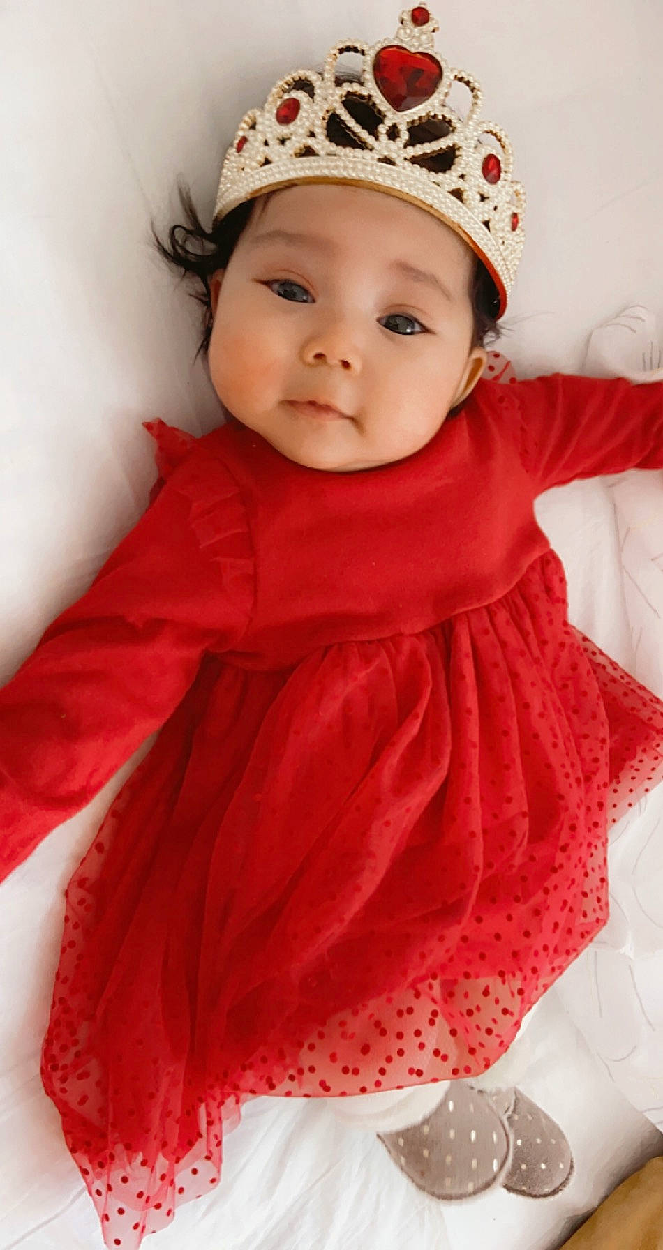 Iris a rejoint le concours — aidez-le/la à gagner de superbes lots ! baby, baby_toddler_clothing, cap, dress, embellishment, eye, face, flash_photography, happy, head, headgear, headwear, iris, lip, neck, person, pink, red, skin, sleeve