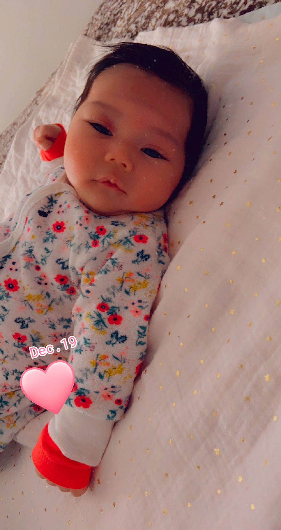 Iris participe au concours pour gagner de l'argent avec cette photo : baby, baby_products, baby_sleeping, baby_toddler_clothing, bedding, child, collar, comfort, eye, face, linens, lip, nose, pattern, person, pink, product, skin, sleeve, textile