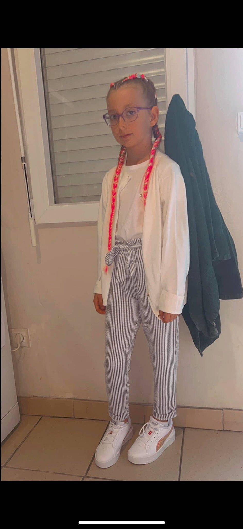 Léana a rejoint le concours — aidez-le/la à gagner de superbes lots ! bag, belt, blazer, button, collar, dress_shirt, fashion_accessory, fashion_design, formal_wear, fur, neck, outerwear, pattern, person, scarf, shoulder, sleeve, suit, textile, waist