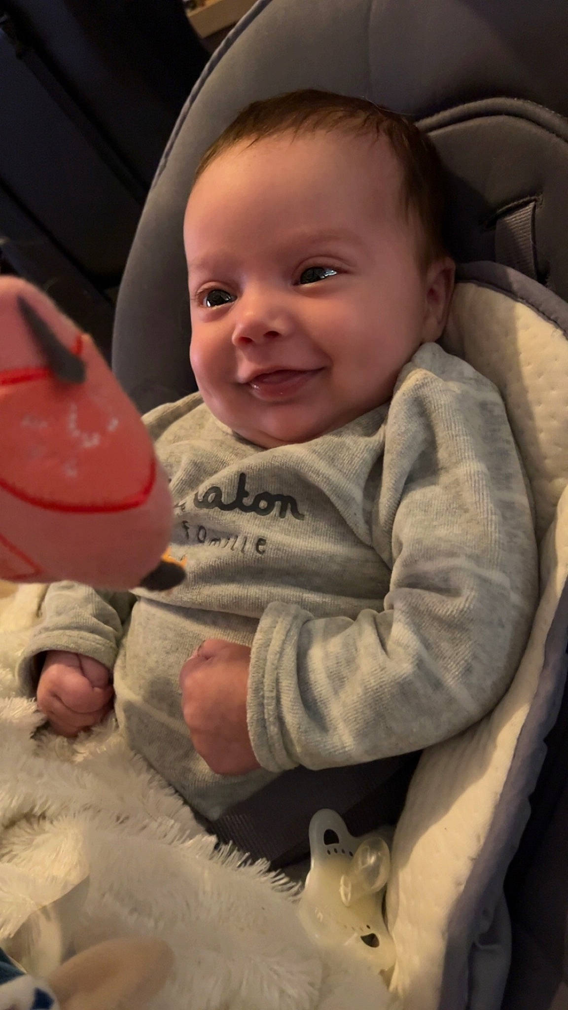 Thiago a rejoint le concours — aidez-le/la à gagner de superbes lots ! baby, baby_toddler_clothing, cheek, chin, comfort, eye, eyebrow, face, finger, fun, hairstyle, happy, head, joy, lip, mouth, nose, person, skin, sleeve