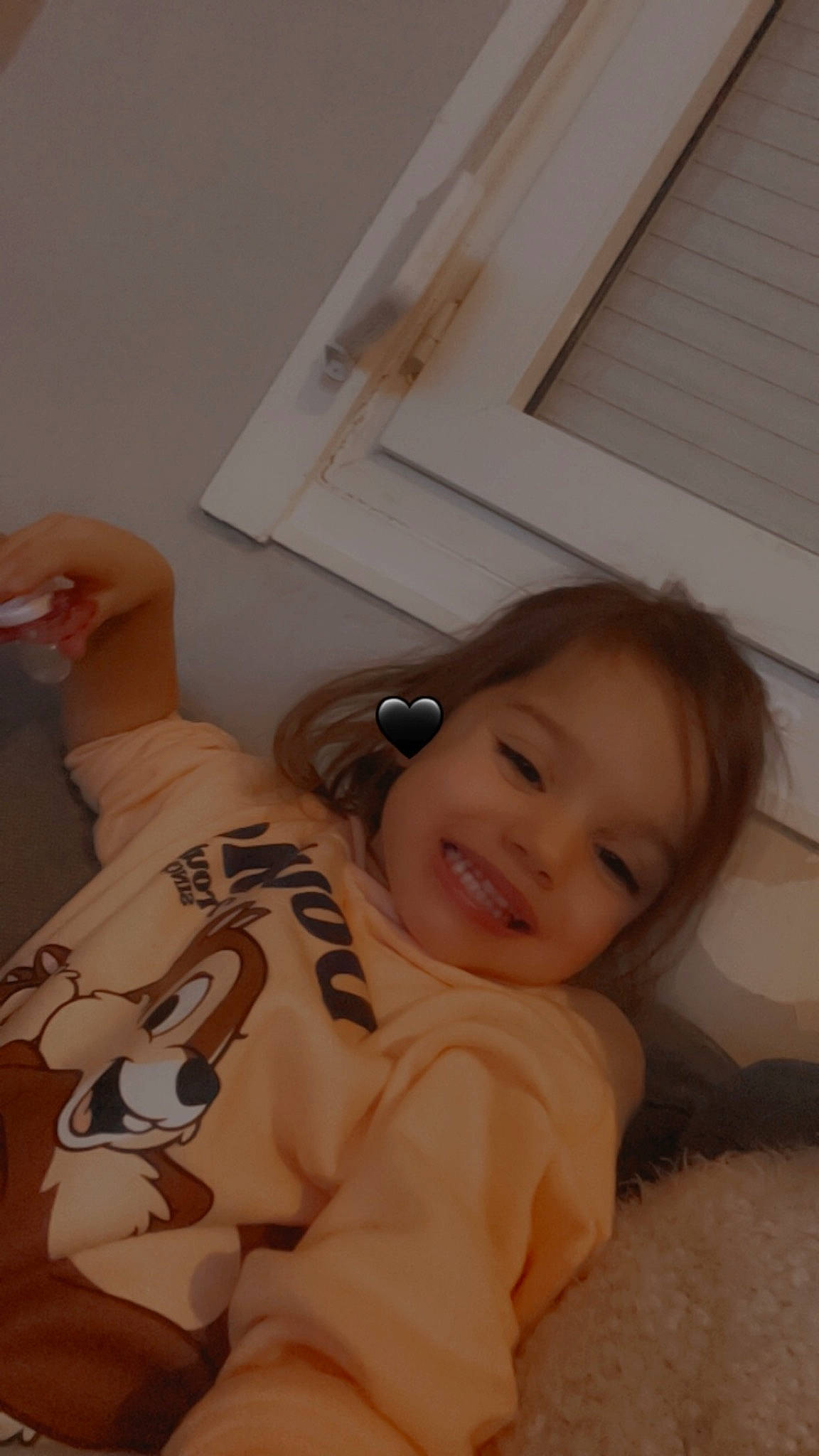 Eliana a rejoint le concours — aidez-le/la à gagner de superbes lots ! arm, child, comfort, elbow, eye, eyebrow, facial_expression, finger, floor, flooring, gesture, hand, happy, joy, mouth, nose, person, skin, sleeve, smile