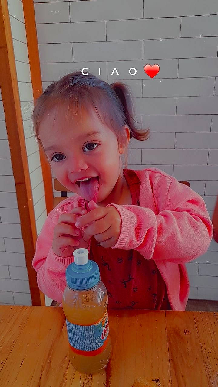 Eliana a rejoint le concours — aidez-le/la à gagner de superbes lots ! baby, baby_bottle, baby_playing_with_toys, baby_toddler_clothing, bottle, child, drinkware, face, fun, happy, magenta, nail, person, pink, plastic_bottle, play, sleeve, smile, thumb, toddler