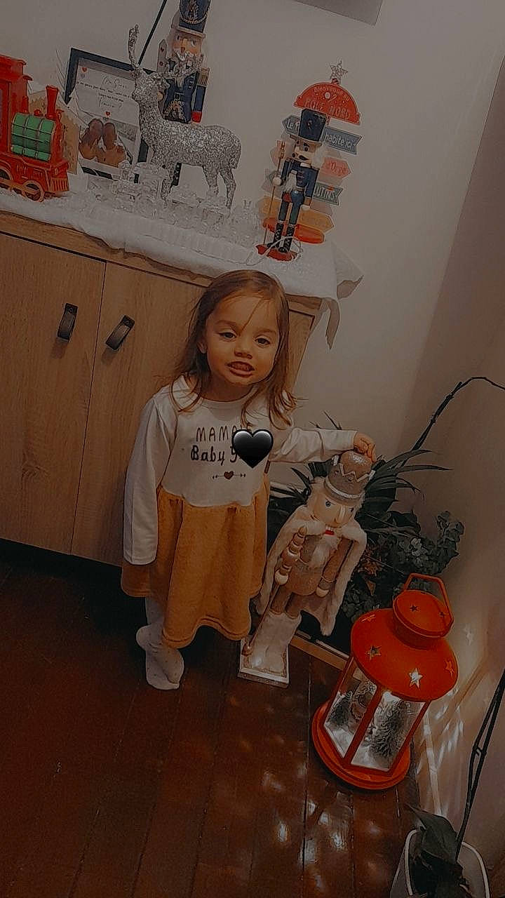 Eliana participe au concours pour gagner de l'argent avec cette photo : art, child, fashion_design, flooring, illustration, kitchen, peach, person, plastic, room, toddler, toy, visual_arts, wood