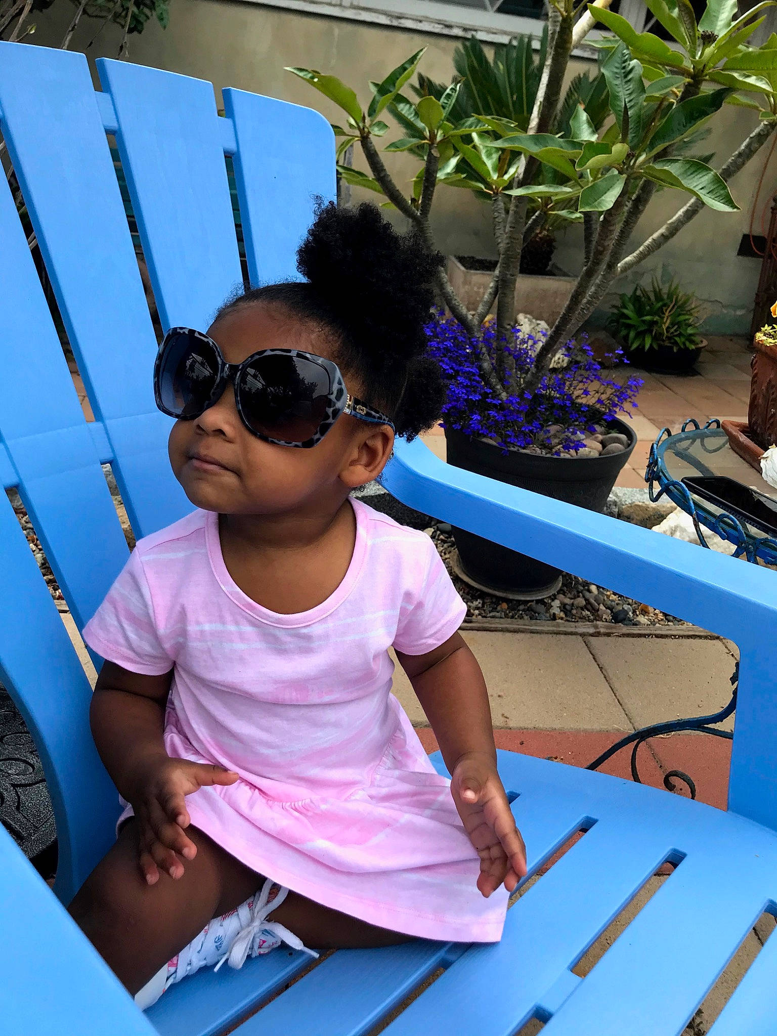 Samira is registered to the contest to win money with this photo: blue, child, eyewear, flowerpot, fun, glasses, goggles, happy, houseplant, leisure, magenta, person, plant, recreation, sunglasses, t_shirt, thigh, tire, toddler, vision_care