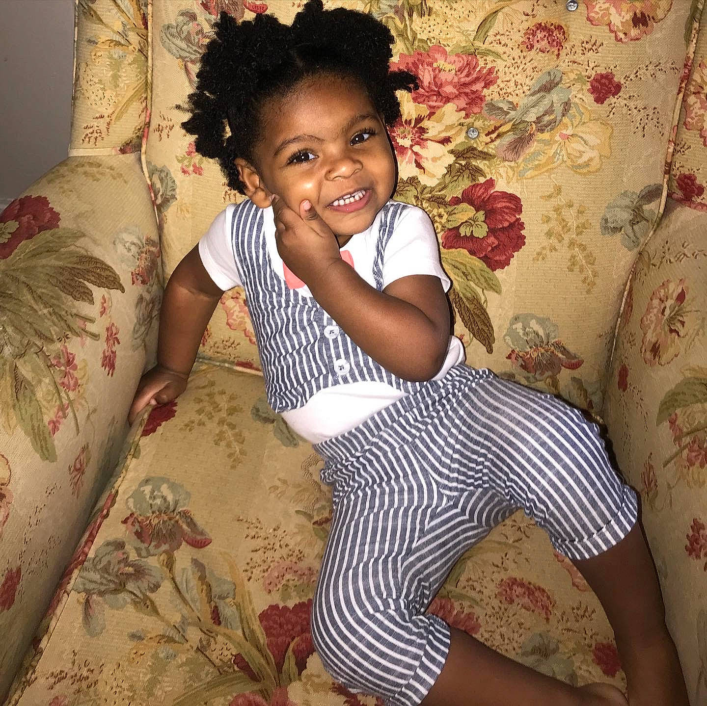 Samira is registered to the contest to win money with this photo: baby_toddler_clothing, comfort, elbow, finger, flooring, hair, hairstyle, happy, human_leg, joy, knee, linens, pattern, person, shoulder, skin, sleeve, smile, t_shirt, textile