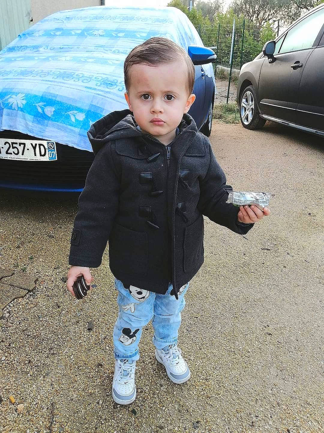 Aaron participe au concours pour gagner de l'argent avec cette photo : asphalt, automotive_design, automotive_exterior, automotive_lighting, automotive_tire, bumper, car, electric_blue, hood, jacket, jeans, land_vehicle, motor_vehicle, person, personal_luxury_car, tints_and_shades, tire, toddler, vehicle, vehicle_door