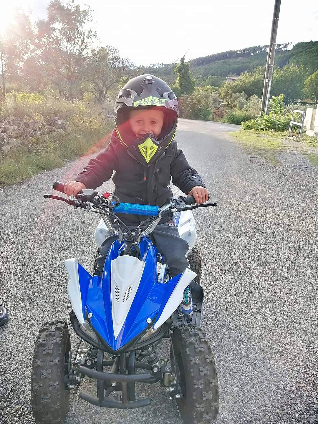 Aaron a rejoint le concours — aidez-le/la à gagner de superbes lots ! all_terrain_vehicle, auto_part, cobalt_blue, headwear, helmet, person, personal_protective_equipment, play, rolling, shoe, sneakers, spoke, sports_gear, tire, tire_care, toddler, tread