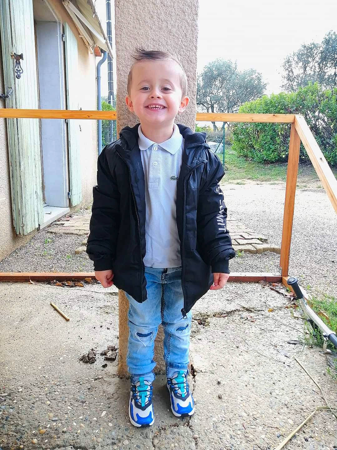 Aaron a rejoint le concours — aidez-le/la à gagner de superbes lots ! child_model, clothing, cool, denim, door, jacket, jeans, joy, outdoor_play_equipment, outdoor_shoe, outerwear, person, shoe, sleeve, sneakers, trousers, walking_shoe