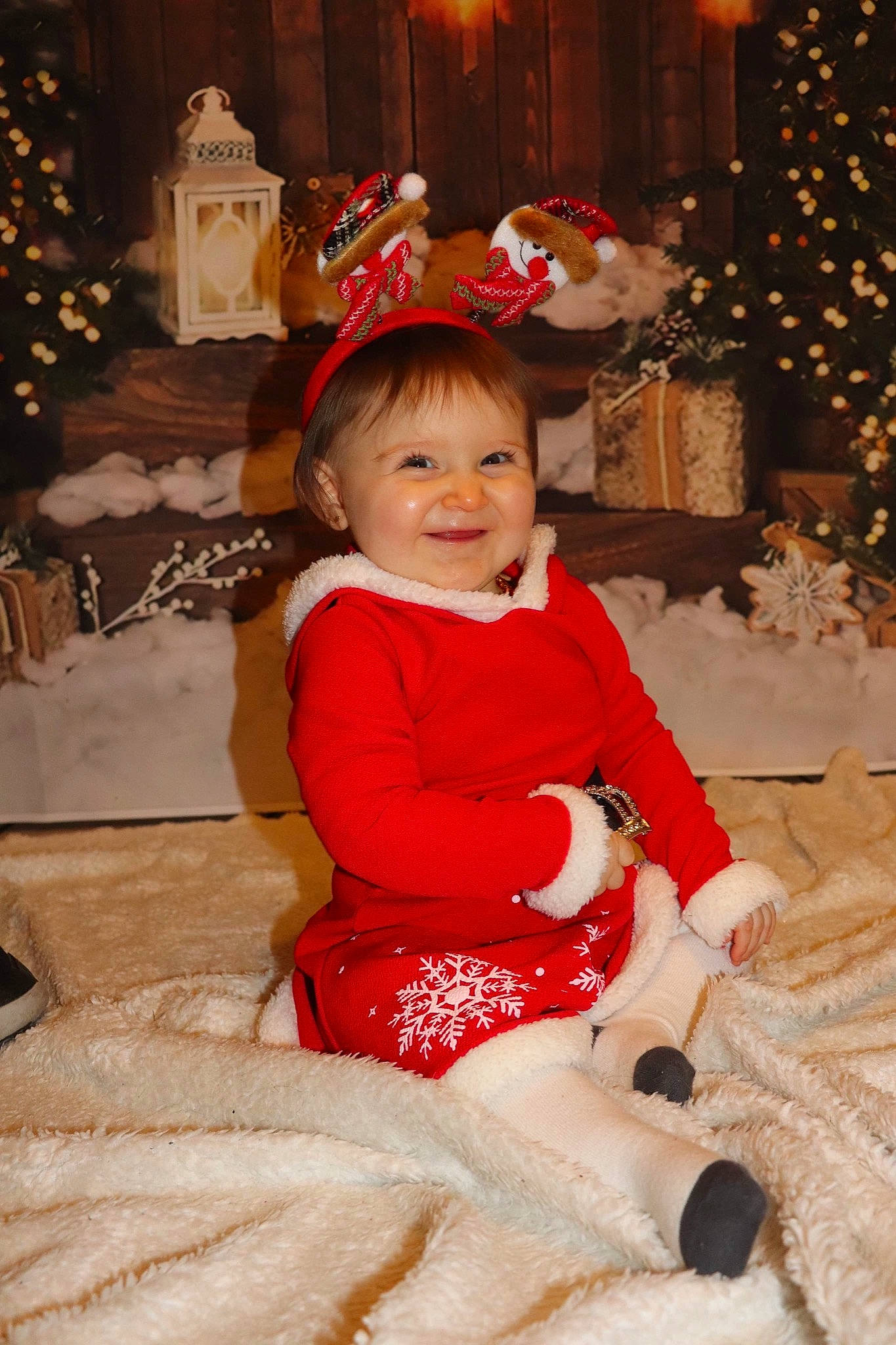 Tatiana a rejoint le concours — aidez-le/la à gagner de superbes lots ! baby_toddler_clothing, child, christmas, christmas_decoration, christmas_ornament, decoration, dress, event, fun, happy, holiday, joy, lap, person, red, sleeve, smile, standing, toddler, tradition