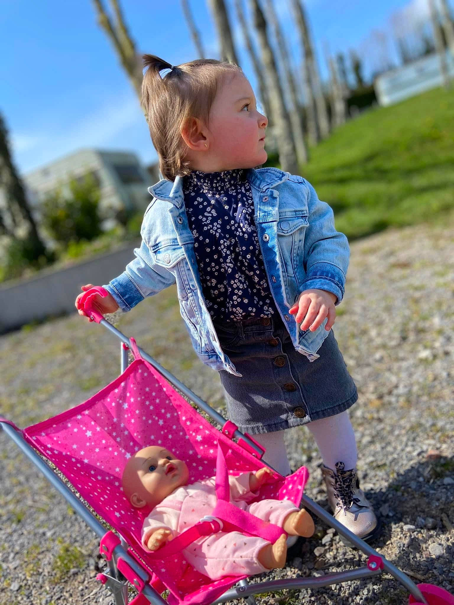 Tatiana participe au concours pour gagner de l'argent avec cette photo : baby_toddler_clothing, child, event, fun, grass, happy, leisure, magenta, pattern, people, people_in_nature, person, photograph, recreation, sitting, sky, spring, tire, toddler, travel