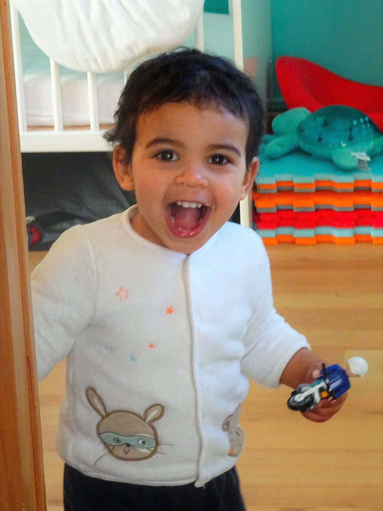 Soan a rejoint le concours — aidez-le/la à gagner de superbes lots ! arm, baby_toddler_clothing, cheek, finger, fun, green, happy, head, joint, nose, organ, person, product, skin, sleeve, smile, standing, textile, toddler, vertebrate