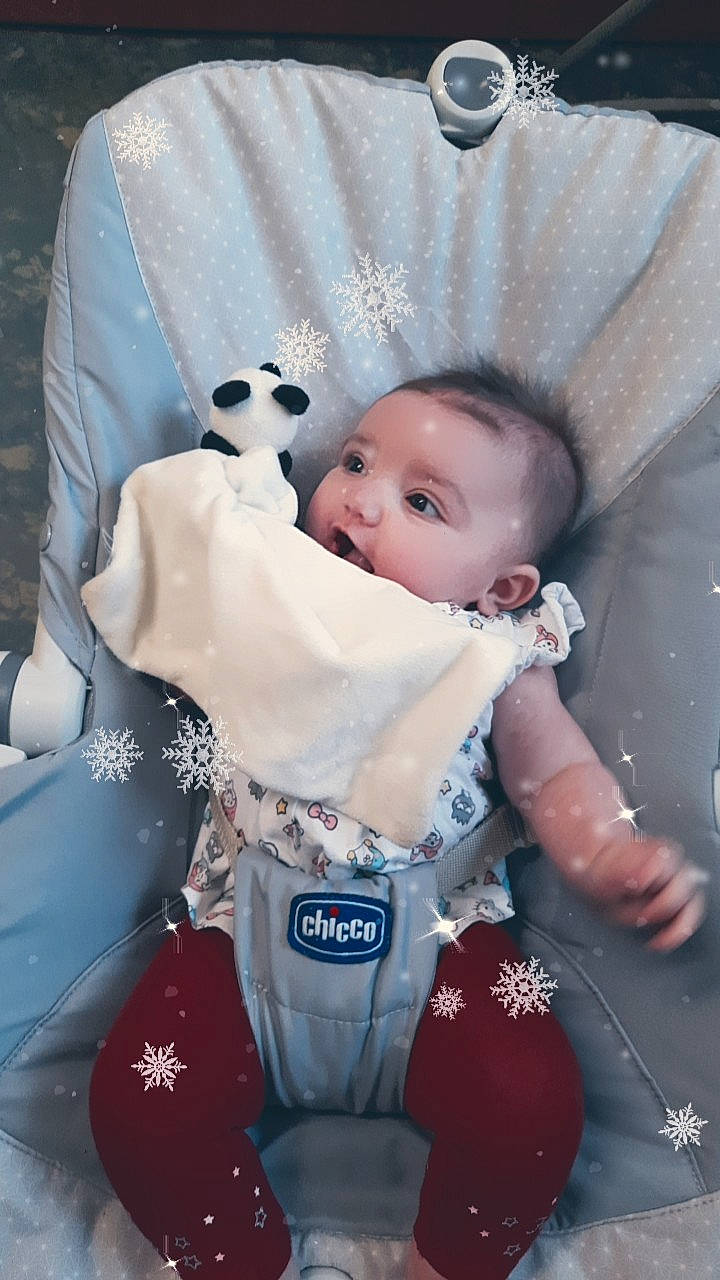 Inaya a rejoint le concours — aidez-le/la à gagner de superbes lots ! baby_carriage, baby_products, blue, eye, face, fun, grass, green, hairstyle, head, human, human_body, people, person, product, sitting, skin, sleeve, stuffed_toy, vertebrate