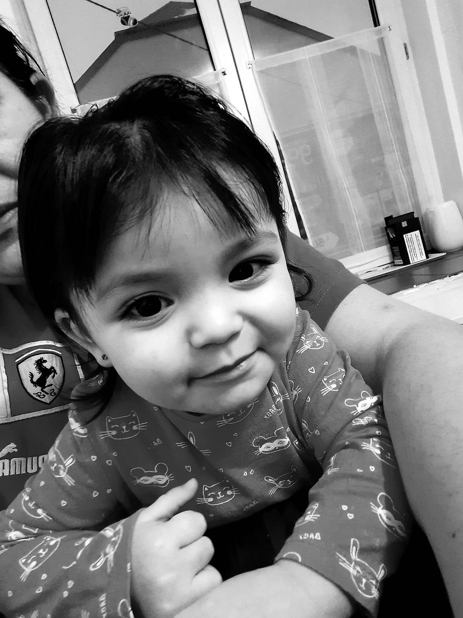 Louna participe au concours pour gagner de l'argent avec cette photo : arm, black, black_and_white, cheek, chin, ear, eye, facial_expression, hairstyle, hand, happy, human_body, iris, lip, nose, person, photograph, skin, sleeve, smile