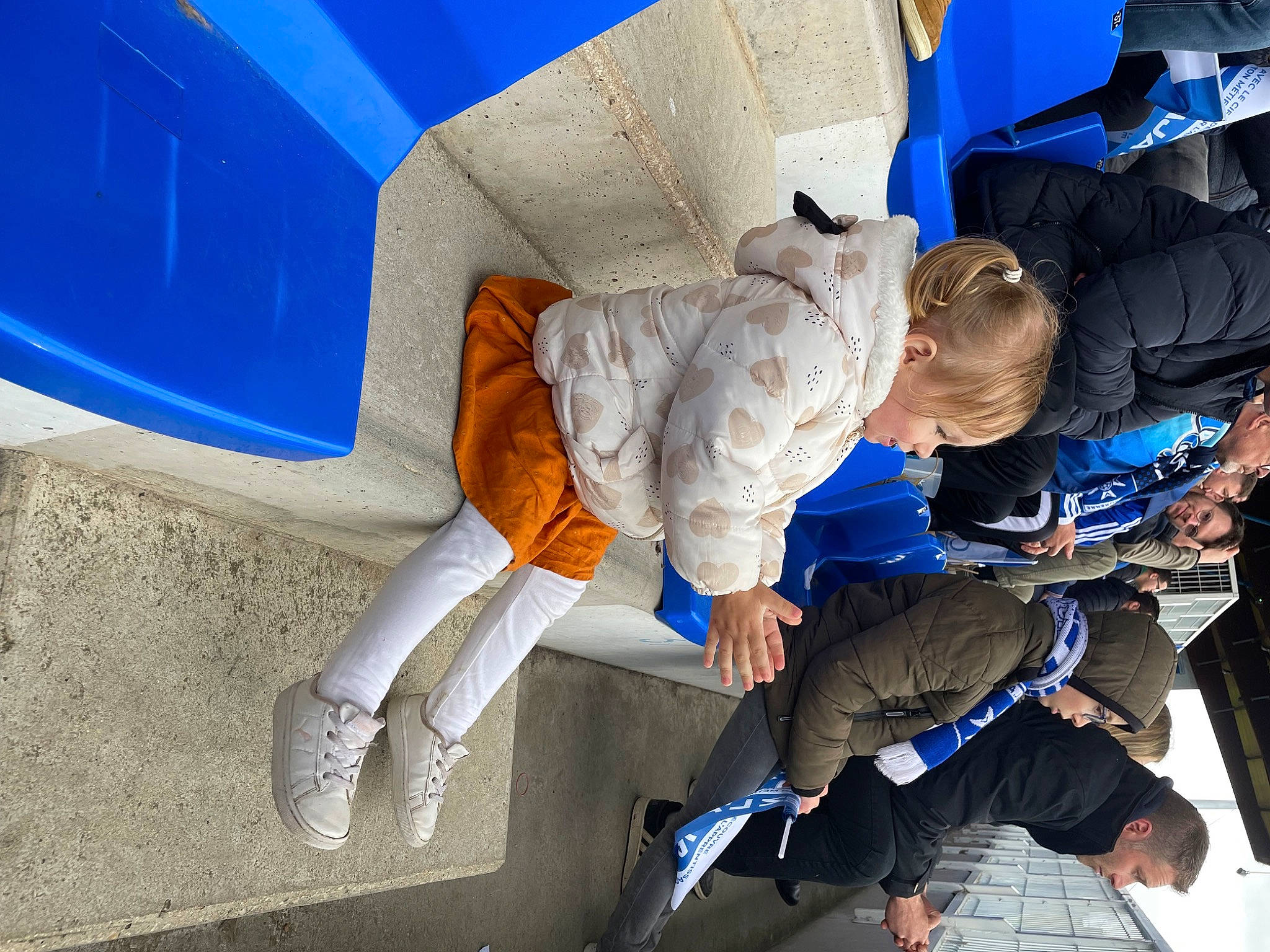 Gianna a rejoint le concours — aidez-le/la à gagner de superbes lots ! blue, child, comfort, elbow, electric_blue, fun, gesture, headwear, human_leg, joy, knee, lap, leg, leisure, person, recreation, sitting, thigh, toddler, travel