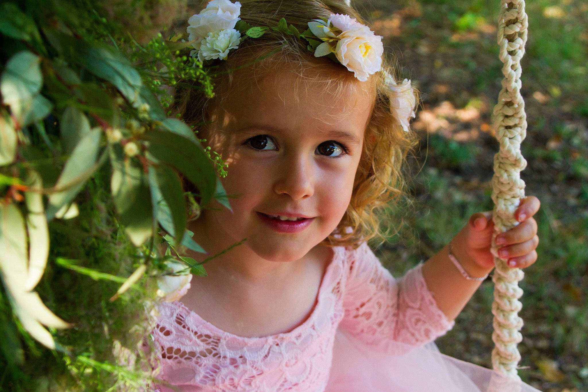 Lucy a rejoint le concours — aidez-le/la à gagner de superbes lots ! branch, chin, clothing, eye, face, facial_expression, flower, grass, hair, hairstyle, happy, head, joy, nature, people_in_nature, person, pink, plant, skin, smile