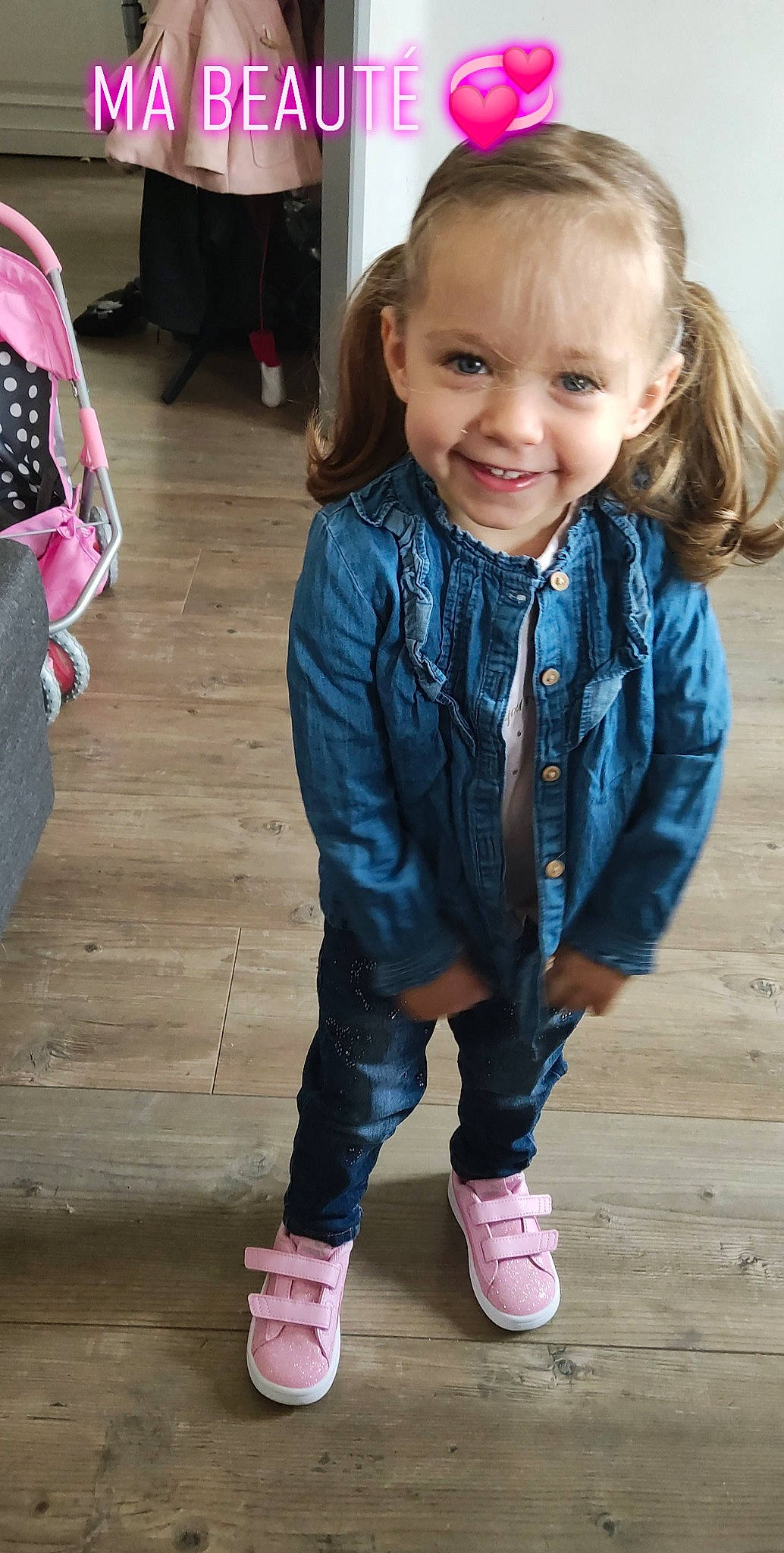 Hanae a rejoint le concours — aidez-le/la à gagner de superbes lots ! baby_toddler_clothing, cheek, eye, facial_expression, floor, flooring, hair, hairstyle, happy, head, iris, joint, joy, leg, person, shoe, skin, sleeve, smile, standing