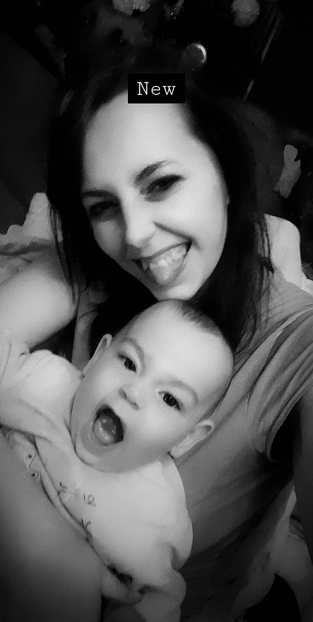 Drake participe au concours pour gagner de l'argent avec cette photo : baby, black, black_and_white, black_hair, cheek, chin, eyebrow, facial_expression, flash_photography, gesture, happy, interaction, iris, joy, lip, mouth, nose, person, smile, style