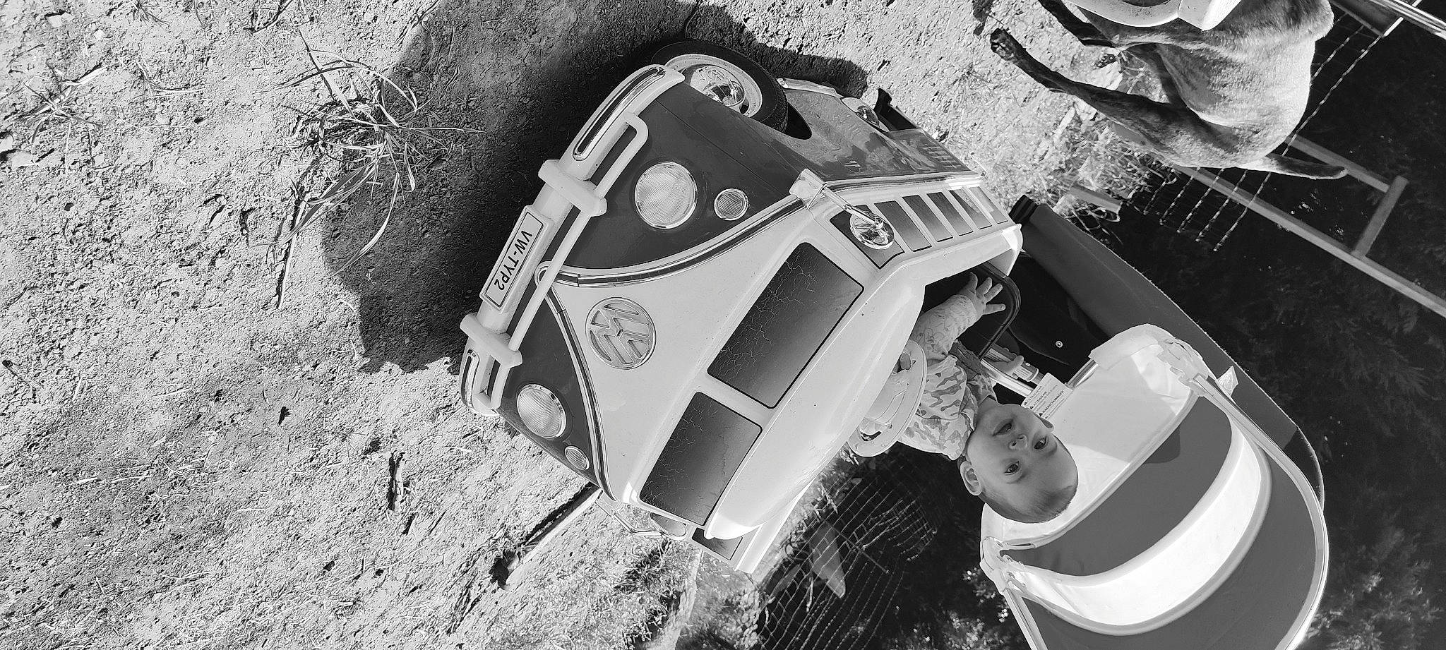 Drake participe au concours pour gagner de l'argent avec cette photo : auto_part, automotive_design, automotive_exterior, automotive_tire, automotive_wheel_system, black, black_and_white, font, gas, machine, monochrome, monochrome_photography, motor_vehicle, person, personal_protective_equipment, recreation, soil, space, stock_photography, style