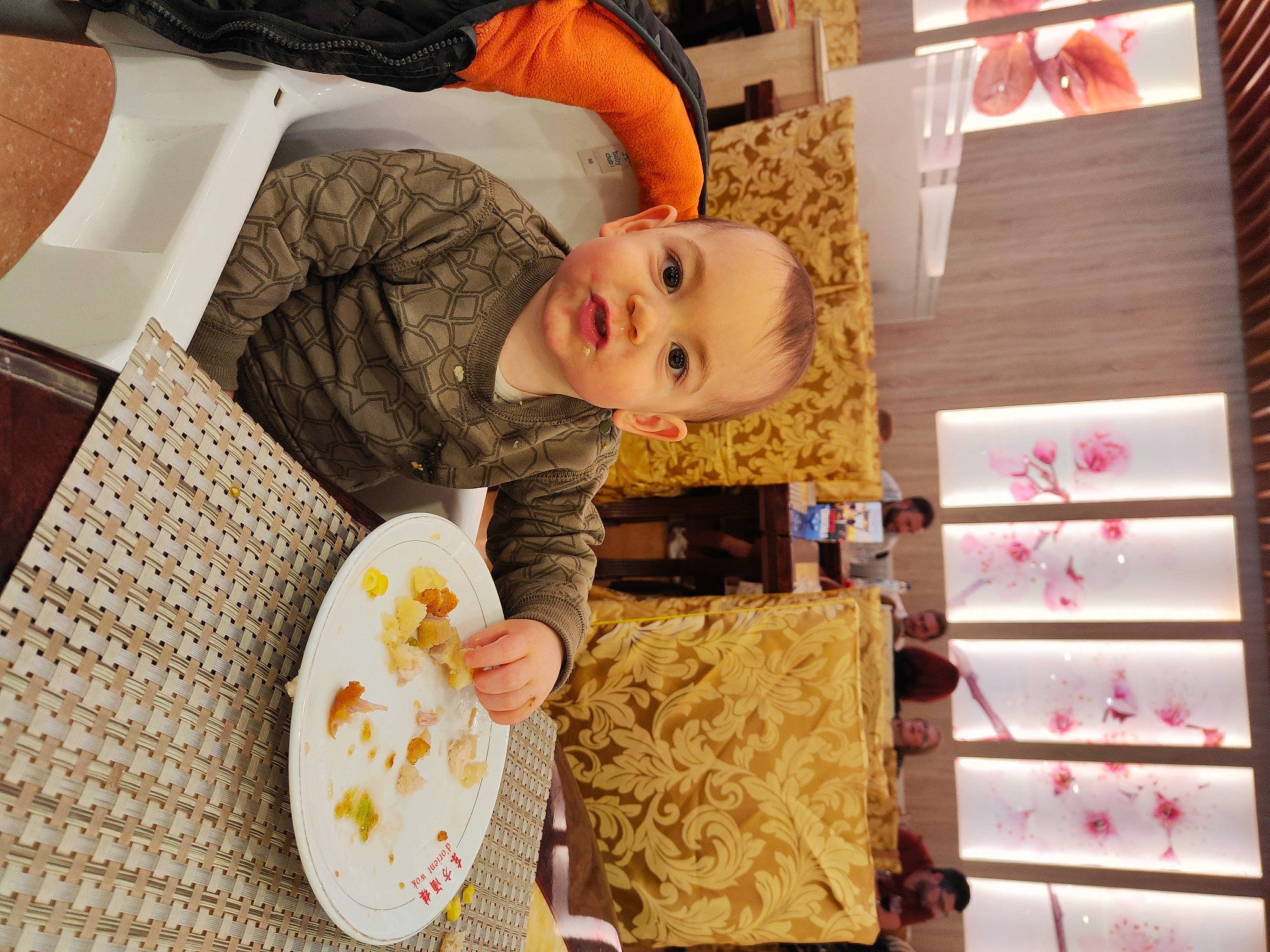 Drake a rejoint le concours — aidez-le/la à gagner de superbes lots ! baby, baby_toddler_clothing, blurred, chair, child, comfort, comfort_food, flooring, food, linens, orange, person, plate, platter, product, room, shelf, shelving, smile, tableware