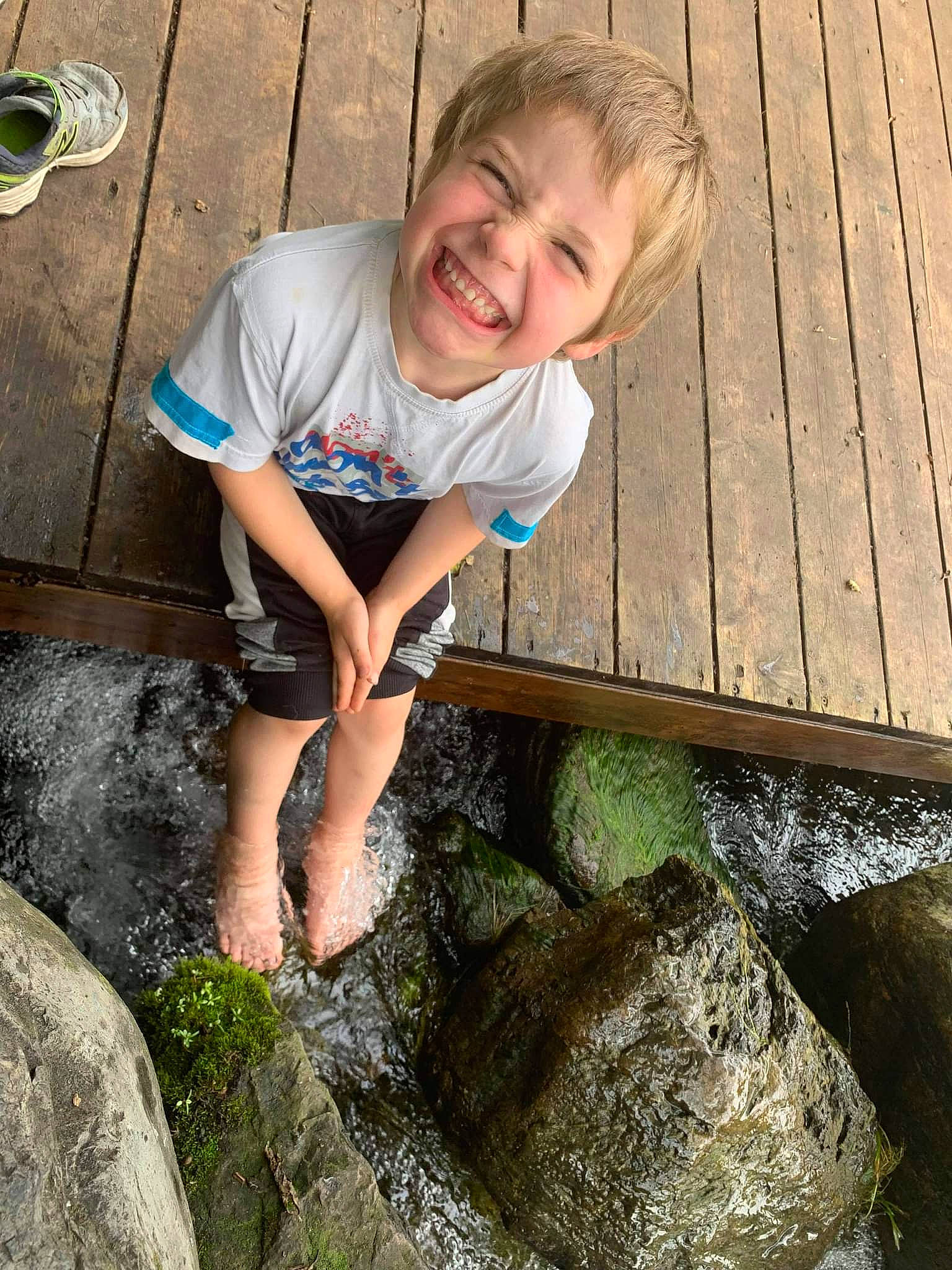 Xavier participe au concours pour gagner de l'argent avec cette photo : body_of_water, eye, face, grass, green, hand, happy, head, human_body, joy, leisure, nature, people_in_nature, person, plant, public_space, shorts, smile, t_shirt, toddler
