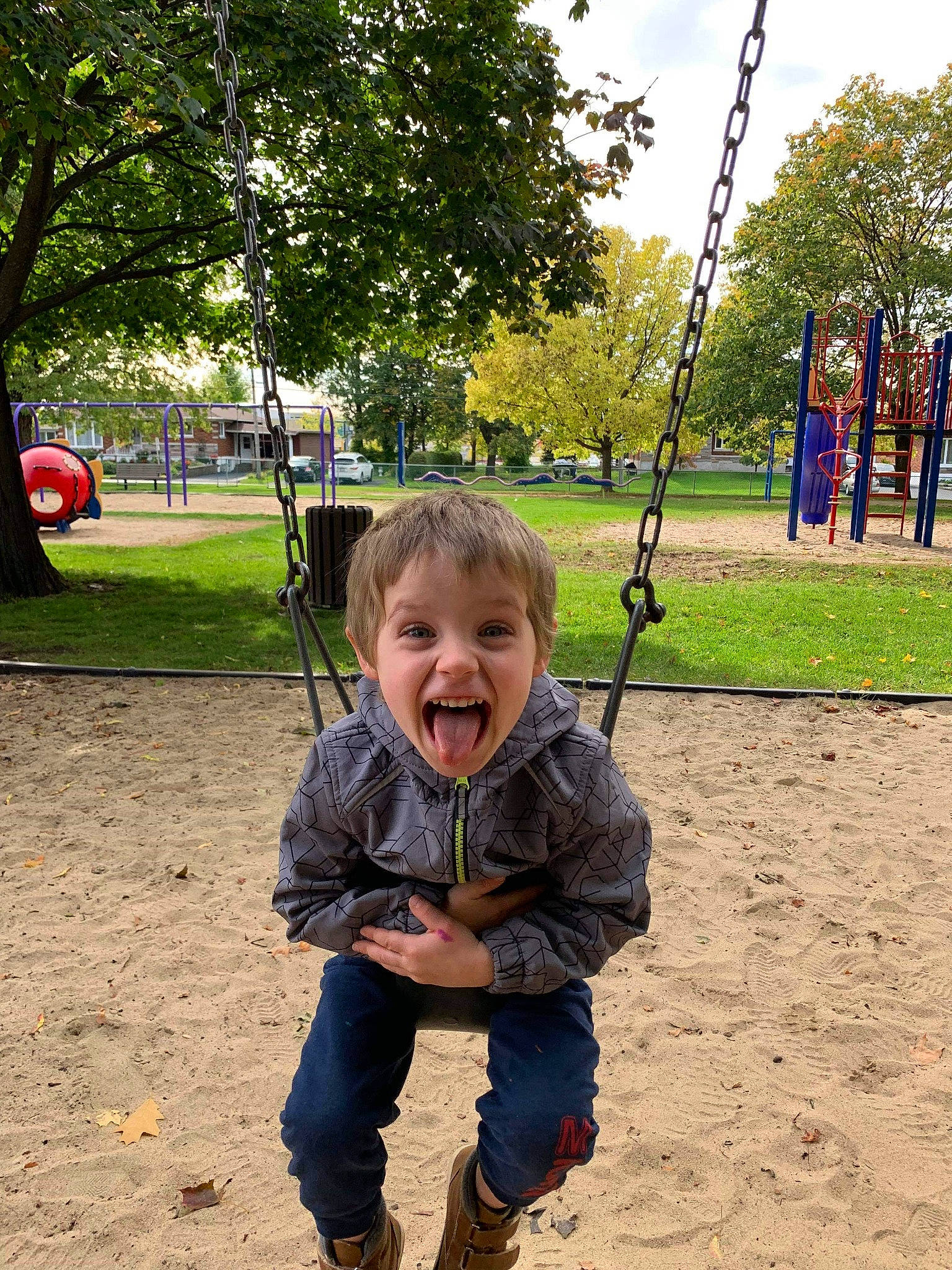 Xavier a rejoint le concours — aidez-le/la à gagner de superbes lots ! baby, child, city, eye, fun, grass, happy, leaf, leisure, people, people_in_nature, person, plant, playground, recreation, sky, smile, swing, toddler, tree