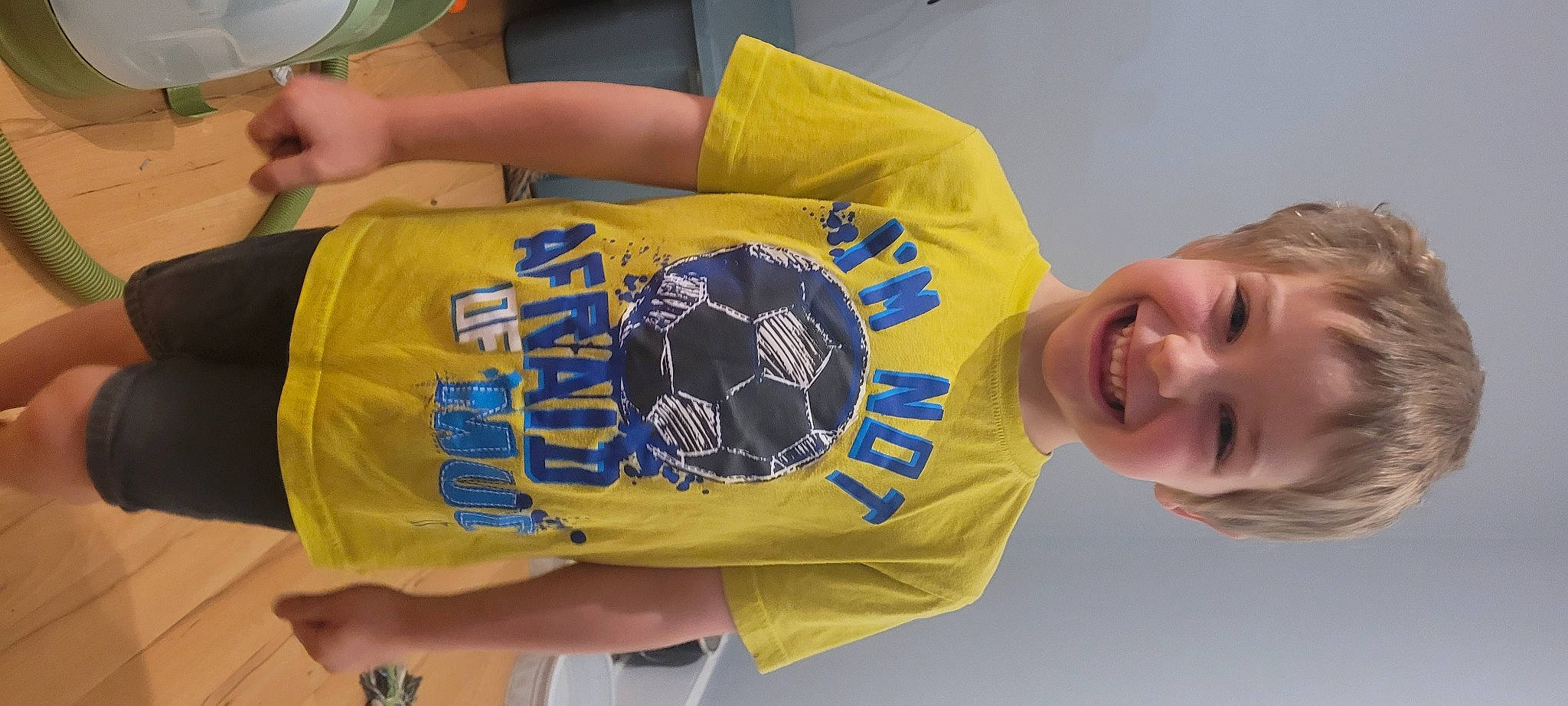 Xavier a rejoint le concours — aidez-le/la à gagner de superbes lots ! active_shirt, arm, elbow, electric_blue, happy, hat, joint, joy, logo, person, sleeve, smile, sportswear, t_shirt, wrist, yellow